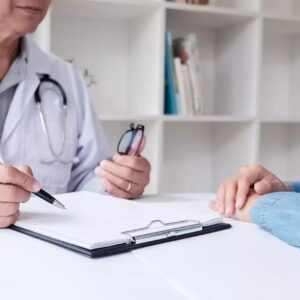 Trabalhador acusado de rasurar atestado médico tem justa causa revertida após errata da empresa de plano de saúde