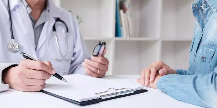 Trabalhador acusado de rasurar atestado médico tem justa causa revertida após errata da empresa de plano de saúde